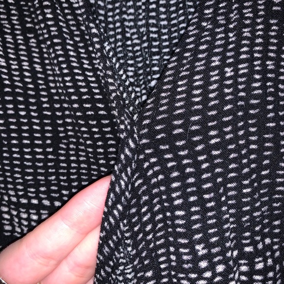 Knox Rose Black and White V-Neck Long Sleeve Lightweight Blouse - Picture 5 of 7